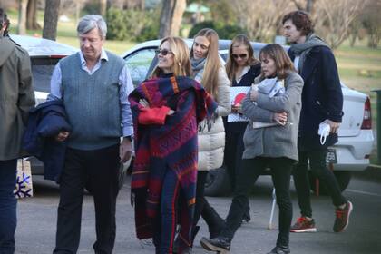 María Laura junto a sus hijas, Paulina y Bárbara