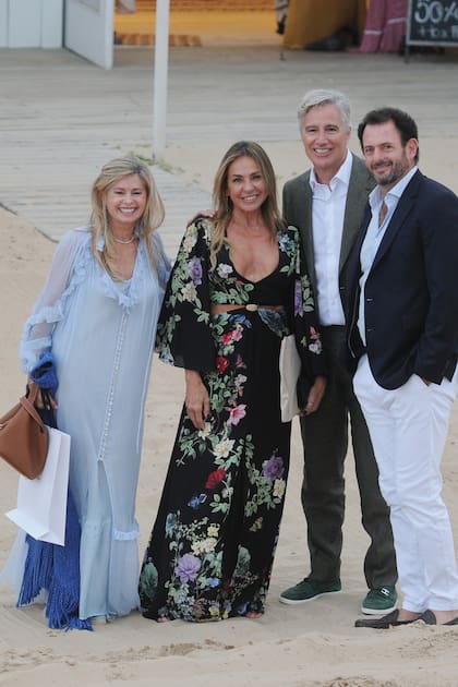 María Laura
Leguizamón y su
marido, Marcelo
Figueiras,
presidente de
Laboratorios
Richmond, con
José Urtubey y su
mujer, Soledad
Bonzi