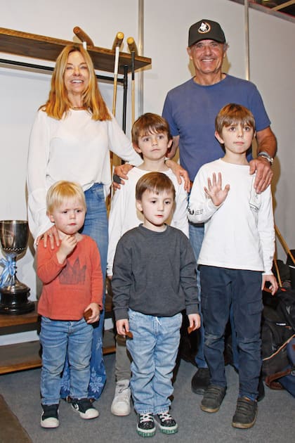 María Laura y Ernesto Trotz con sus nietos Borja, Ker y Gonzalo Tiesi y, adelante de ellos, Ernestito Trotz