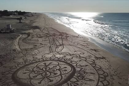 Ahora, más cerca del verano, Lazarte llega a la playa alrededor de las 6.30 para crear mientras disfrutar del amanecer