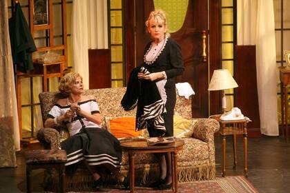 María Leal y Emilia Mazer, en una escena de Ocho Mujeres