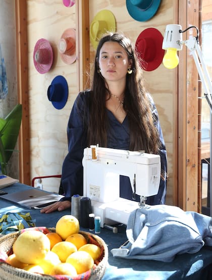 María Lee, creadora de Panorama, propone una vuelta hacia los materiales artesanales y de calidad por sobre la moda rápida