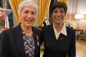 María Lía Zervino (izquierda) junto a la embajadora de Francia ante la Santa Sede, Florence Mangin (Foto de Elisabetta Piqué)