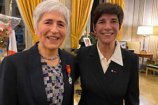 Francia condecoró a una argentina por su rol en la inclusión de las mujeres en la Iglesia