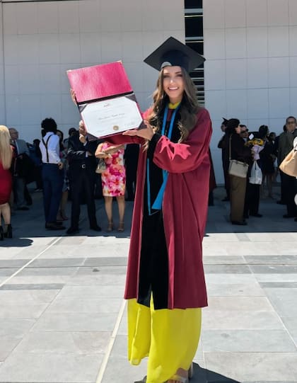 María Lorena Arguello con su diploma de egresada: se recibió de médica cirujana