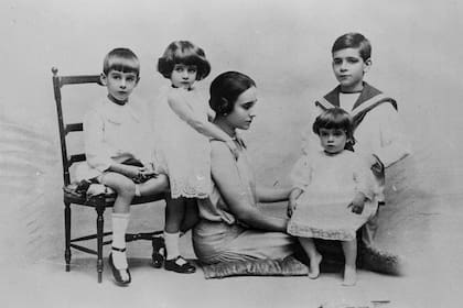 María Luisa, la más pequeña, con sus hermanos Georges, Eduardo y Josefina y su madre, Sofía Bengolea Arning.