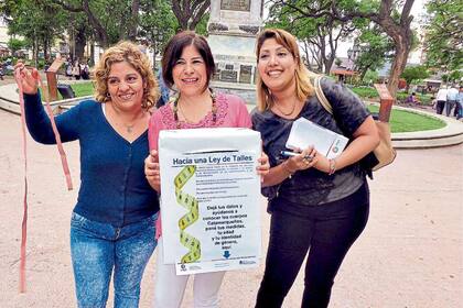 María Luisa Moreno (centro) inició en Catamarca una campaña por una ley de talles provincial y en contra de la discriminación física