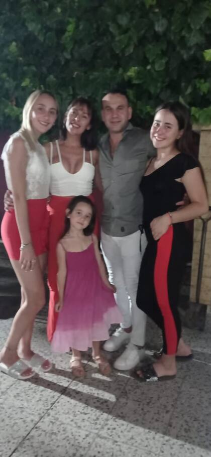 María Luján Telpuk con su novio, Heber, y sus tres hijas: Agus, Cata y Pieri.