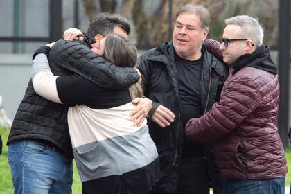María Marta, hija mayor de Alberto, se abraza con el actor Matías Santoianni, muy amigo y compañero de Alberto Martín en obras teatrales como Mi suegra o yo y La chica del sombrero rosa; al lado, "Carna" Crivelli y el humorista y músico uruguayo Sebastián Almada