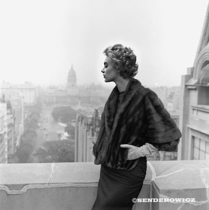 María Marta Lagarrigue en el Palacio Barolo, Buenos Aires, 1958.