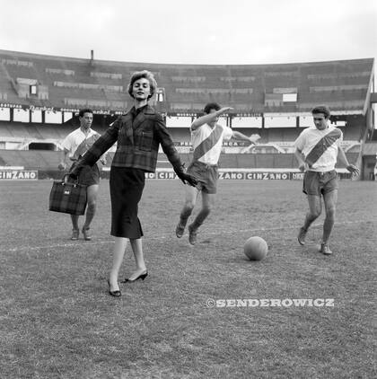 María Marta Lagarrigue junto a jugadores del Club Atlético River Plate, Estadio Monumental, 1959.