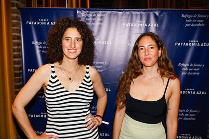 María Mendizábal responsable de Desarrollo Turístico y María Cassini Relaciones Públicas - Patagonia Azul durante el evento de la Noche Azul en el Mercado Faena