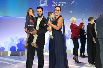 María Molina, junto a su marido y sus hijas
