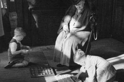 María Montessori (en la imagen) se dio cuenta de lo importante que era la estimulación sensorial y las actividades manuales para el desarrollo de los niños