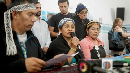 Maria Nahuel, tía de Rafael Nahuel, el joven muerto en el operativo de Prefectura, habla en la mesa de diálogo