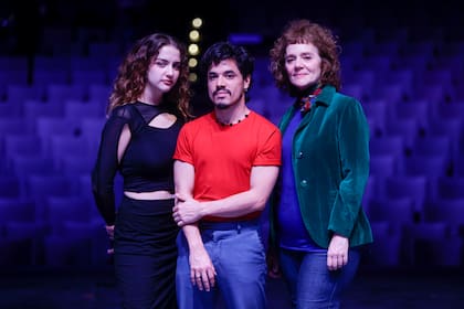 María Onetto, Miranda de la Serna y Nicolás Goldschmidt en el escenario de la Martín Coronado a horas del estreno de Bodas de sangre