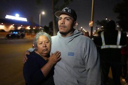 María Orozco abraza a su hijo, Oraldo Orozco, uno de sus tres hijos que quedaron atrapados mientras trabajaban en la construcción del túnel de Los Ángeles