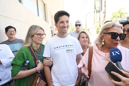 María Pace Wells, Matías Yofe y Lilita Carrió en la puerta del juzgado UFI No. 3 de Pilar