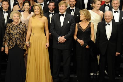 María Pame junto a su hija Máxima el rey Guillermo Alejandro y la madre de éste, la princesa Beatriz.