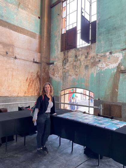 María Paula Zacharías con varios ejemplares de Artistas de entrecasa, el libro que presentó en ArteCo