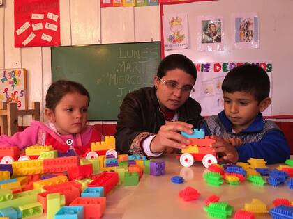 María Pedrozo, con dos de sus alumnos de nivel inicial