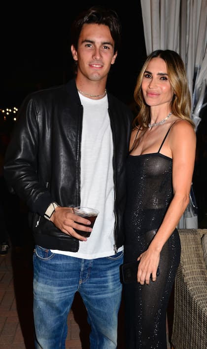 María posa con su hijo, Poroto, que también participa en el US Open pero no comparte team con su papá. De sus tres herederos, sólo faltó la mayor, Mia, que está jugando al polo en Buenos Aires.