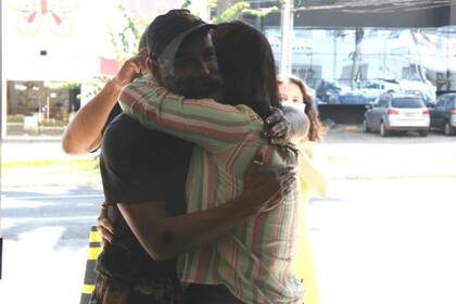 María, que vive en Brasilia, ofreció a su hermano, que está en Goiania, llevarlo a vivir con ella, pero él no aceptó hacerlo