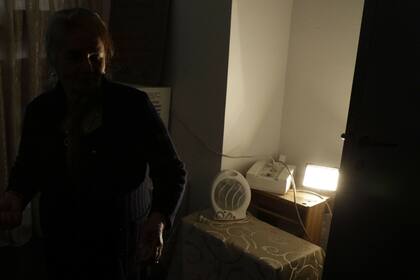 María, quien no quiso dar su apellido, vive en el edificio ocupado que no tenía luz