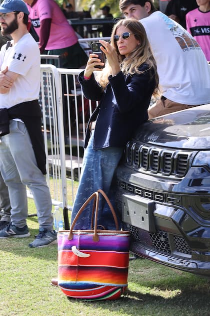 María Rapetti filmó a su marido, Gonzalo (h) Pieres, y dio la nota con su colorida cartera