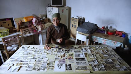 María Rasguido, una comunera que comparte las fotografías de su vida y su pasado. Allí la película ancla la memoria de los pueblos originarios nunca narrada