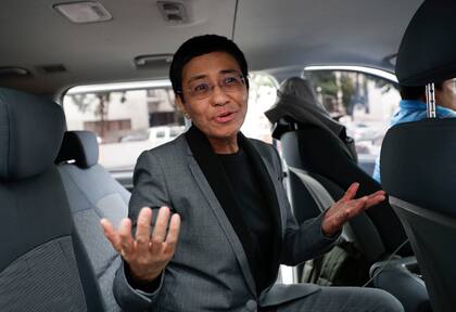 Maria Ressa habla con reporteros en el Tribunal de Apelaciones de Impuestos en la zona metropolitana de Manila, Filipinas; fue acusada de evadir impuestos y recibir financiamiento extranjero para su medio de comunicación (AP/Aaron Favila)