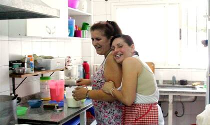 María Rosa (der.) hoy vive en la Casa de la Mujer