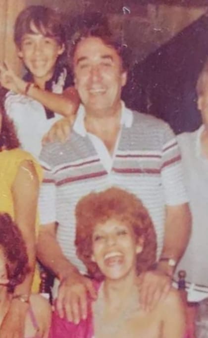 María Rosa Fugazot y el recordado César Bertrand, sinónimos de la TV argentina y de los escenarios más porteños (René asoma cabeza con su clásica sonrisa)
