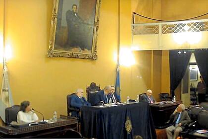 María Sáez Quesada coordinó la sesión pública de la Academia Nacional de la Historia en homenaje a Félix Luna