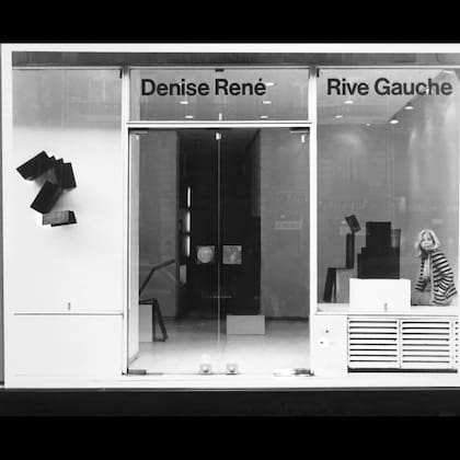 Maria Simon con sus obras exhibidas en Denise René
