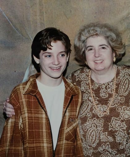 Maria Snoeys-Lagler junto a Elijah Wood (Foto: Facebook @opnieuwenco)