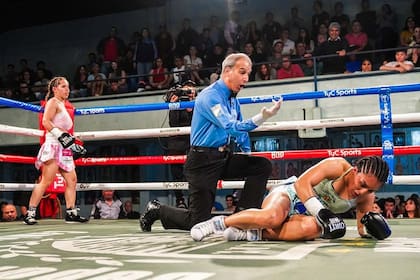 María Sol Baumstarh -aquí después de propinar un KO- tiene un récord de 12 victorias (8 KO), 6 reveses y un empate