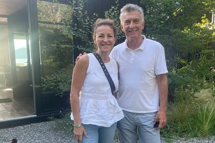 María Soledad Acuña, exministra de Educación de Larreta, ayer, junto a Mauricio Macri, en Cumelén