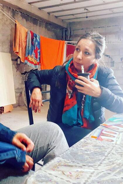 María Soledad Gramajo Salomón dialogando con una vecina durante la campaña electoral de 2017