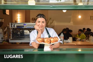 Despacha medialunas deliciosas, café de especialidad y tortas de diseño coronadas con flores
