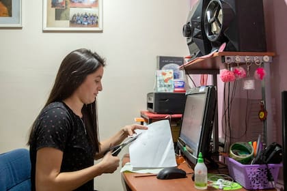 María Soledad Maldonado es maestra de jardín de infantes; cada 15 días se conecta por Zoom con los niños y las niñas, cuando la conexión y la luz no fallan. 