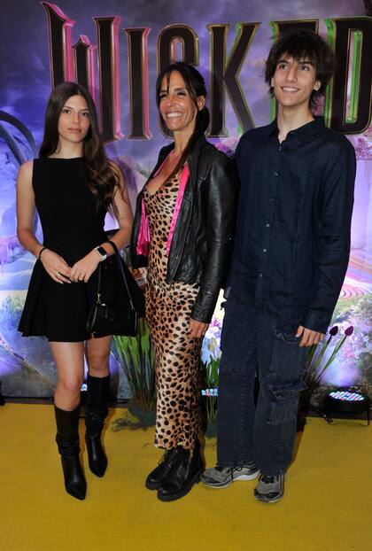 María Susini, a puro animal print, disfrutó de la función junto a dos de sus hijos, India y León Moro