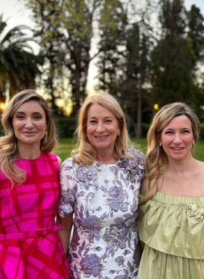 María Taquini con sus hijas María y Agustina.