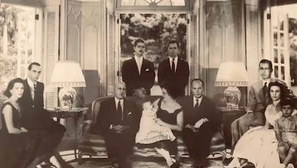 María Teresa de Luxemburgo en brazos de su abuela materna, María Teresa Batista-Falla y Bonet; a su derecha: Agustín Batista y González de Mendoza, abuelo materno; a su izquierda, Víctor Batista, tío materno. De pie, de izquierda a derecha: Laureano Batista, Julio Batista, tíos maternos. A la izquierda: Celia Cifuentes y su marido, Agustín Batista, tío materno. A la derecha: José Antonio Mestre y María Teresa Batista-Falla de Mestre, padres de S.A.R. la Gran Duquesa; Antonio Mestre, hermano mayor. Del álbum familiar de la Gran Duquesa