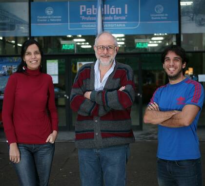 Laura González Silva, Ricardo Piegaia y Gastón Romeo, de la UBA