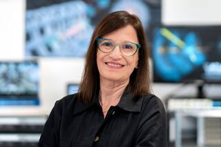 Ella y la máquina de Dios