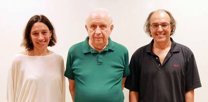 María Teresa Soto-Sanfiel, Roy J. Glauber y José Ignacio Latorre en una imagen de 2014.