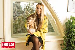 María Toscana, que heredó el gusto fashion de su mamá, una de las mujeres más elegantes de Argentina, luce un saco de Balenciaga y mocasines de Gucci. Su gata se llama Maya.