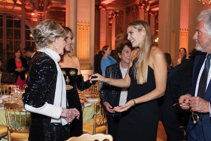 María Toscana saluda a Jacqueline de Ribes, presidenta honoraria de la Sociedad de Amigos del Museo d’Orsay ante la mirada atenta de Patricia y Jean Paul Enthoven.