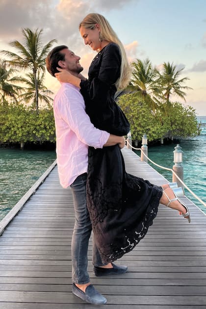 María Toscana y el financista y matemático británico Xander Alari-Williams se conocieron hace seis años y el 27 de julio del año pasado se casaron en una íntima ceremonia en Londres, donde residen. Quince días después, festejaron la boda en Montepulciano, Italia. Él trabaja en una compañía financiera internacional y ella es licenciada en Lengua y Literatura extranjera y actualmente realiza un doctorado de investigación en la University College London.